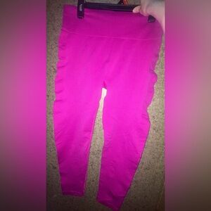 These are extra large pink/purple leggings. They have tummy control waist band.